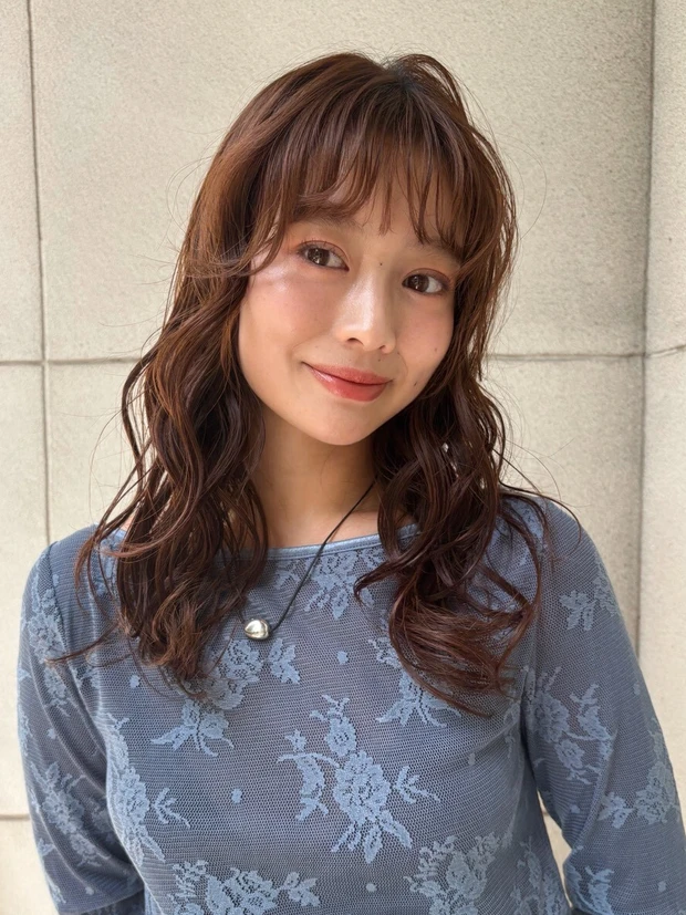 髪型　ミディアムレイヤー　ミディアムヘア　前髪あり　パーマ　スタイリング