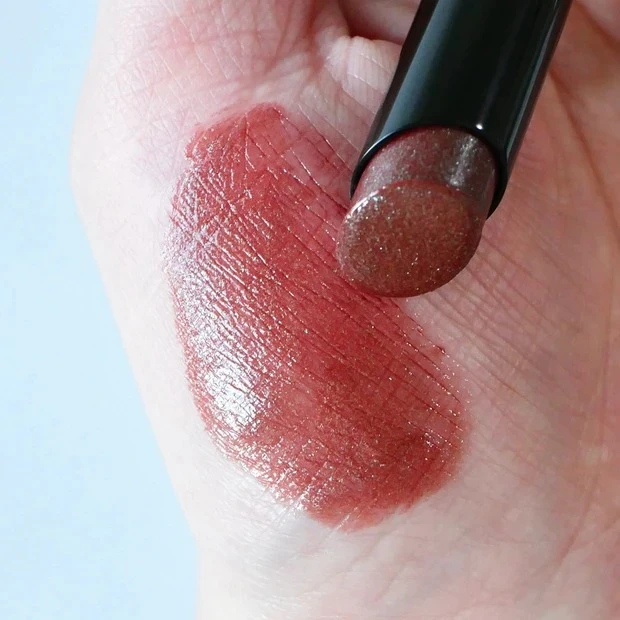 「MYリップモンスター」をブルベがスウォッチ　復刻カラー：112 手元