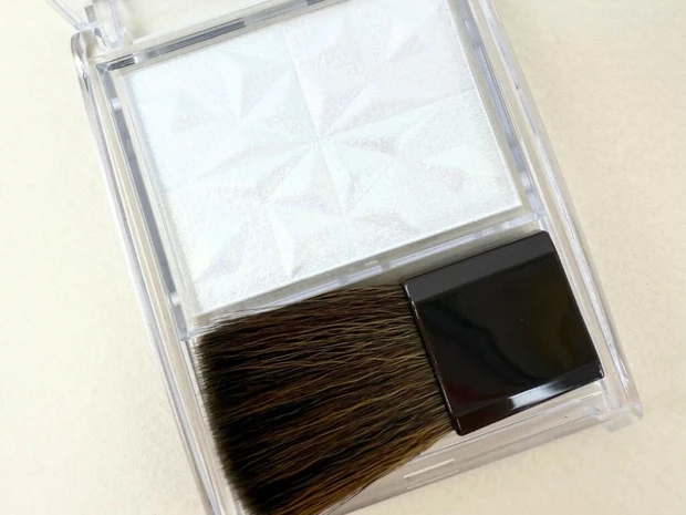 セザンヌのホリデー限定「パールグロウハイライト」をスウォッチ！【クリスマスコフレ2025】