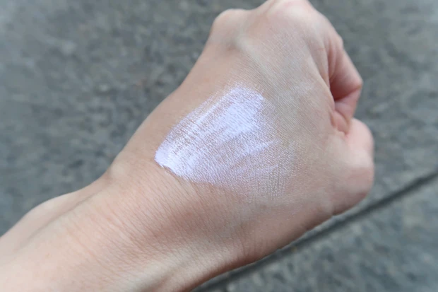 ダルバ  ウォータフルトーンアップサンクリームを伸ばした時の色見