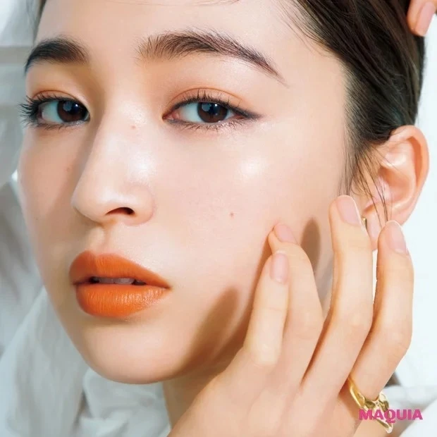 人気アーティストAYAさんが伝授!光が透けるようなツヤ肌になれる美肌メイク