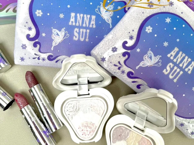 アナ スイのコフレ第一弾をスウォッチ！ パールの仕掛けを施した限定アイテム【クリスマスコフレ2025】