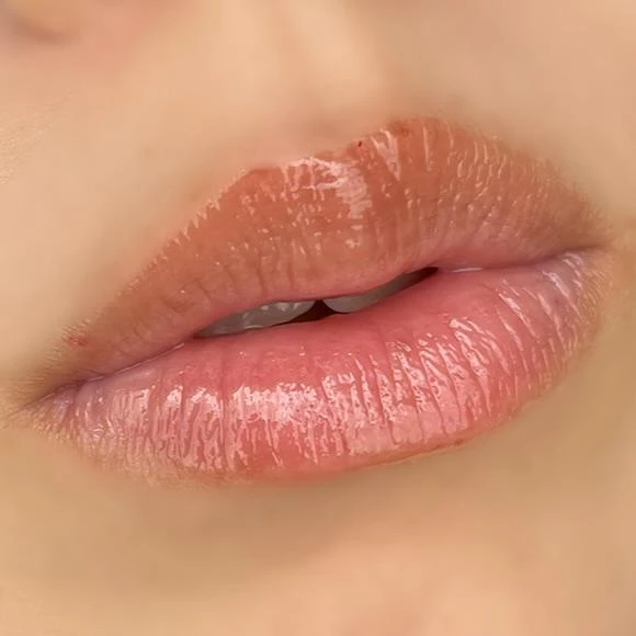 リップ グロウ バターをブルベがスウォッチ 103 トフィー 唇