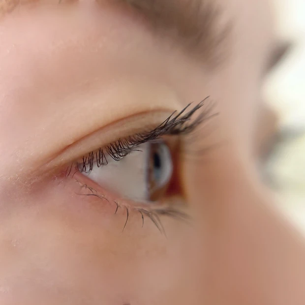 フェザー ウィスプ マスカラ04 目元スウォッチ