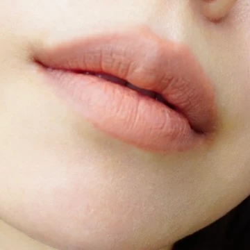 MUZIGAE MANSION（ムジゲマンション）のタイアップカバーティント（02 CORAL STEP）の使用感写真。