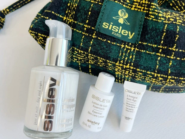 シスレーからスキンケアコフレが登場！ 美容乳液の現品入り＆ポーチ付き【クリスマスコフレ2025】