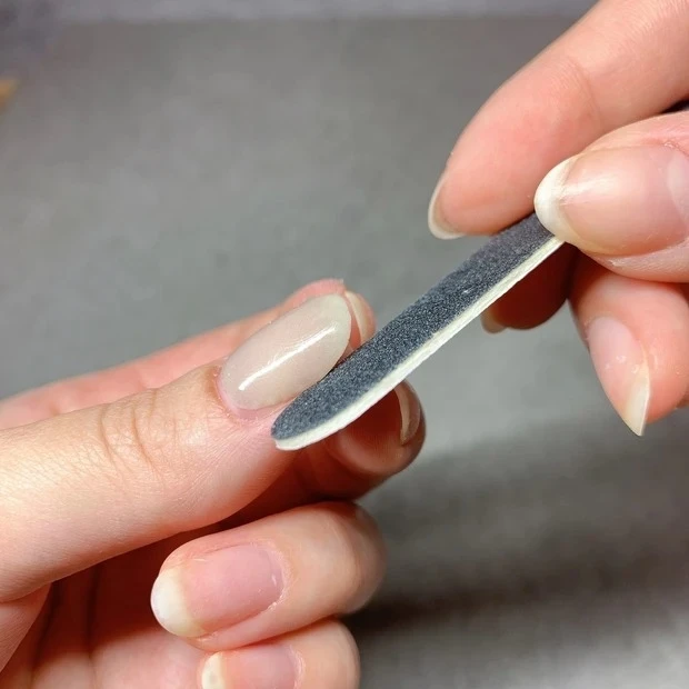 夏のジェルネイルシール_⑤削りカスを丁寧にファイリングして仕上げる