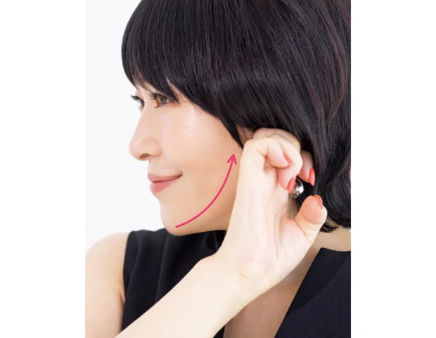 チョキの指でスッキリ小顔に