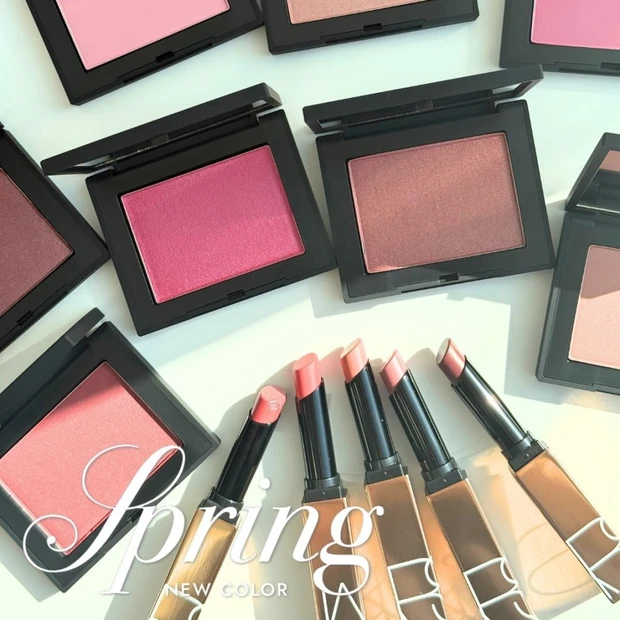 【春コスメ2026】NARSの春新色を全色スウォッチ！ 大人気リップバームが処方をアップデートして新登場