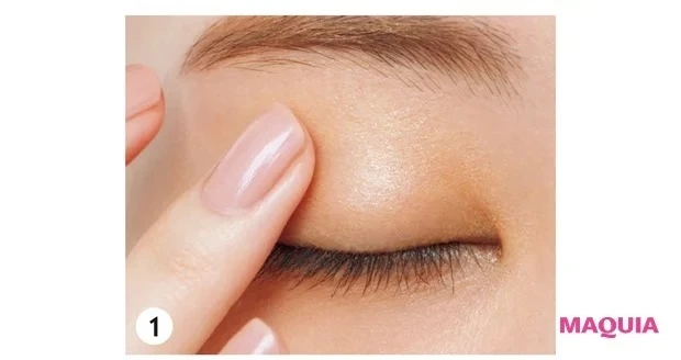 「THREE ディメンショナルビジョンアイパレットアリー」でオレンジメイク_1. CとAを2:1の割合で混ぜ、指で往復させるようにアイホールにのせる