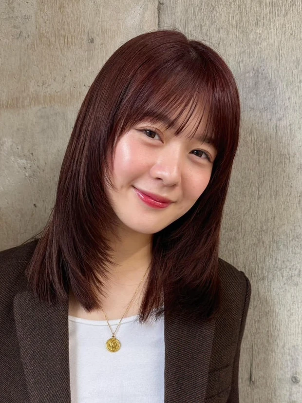  【春におすすめの髪型】ミディアムヘア11選  深みブラウンで美人度アップ！暗髪ミディアムレイヤー