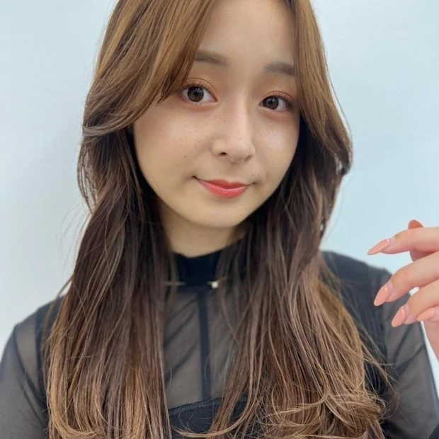 ロングヘア　30代　40代 ヘアスタイル　明るめヘアカラー　前髪なし