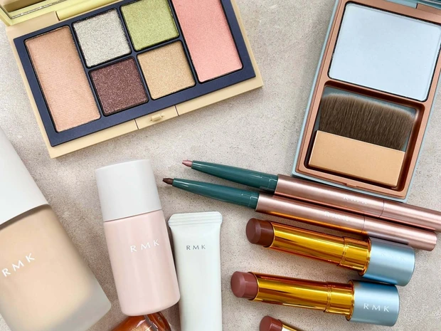 RMKのホリデーアイテムをスウォッチ！ 全3弾に分かれて限定コスメが登場【クリスマスコフレ2025】