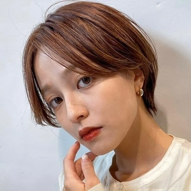 出会いに心を躍らせる季節が到来。ばっさりと髪をカットして、雰囲気をガラリと変えてみるのはいかがですか？ ショートヘアは、カットやスタイリング次第で、意外と顔型や骨格を気にせずにトライできる優秀ヘアスタイル。この春は、長めヘアから短めヘアのシフトチェンジで、いつもと違った自分を楽しんで♪