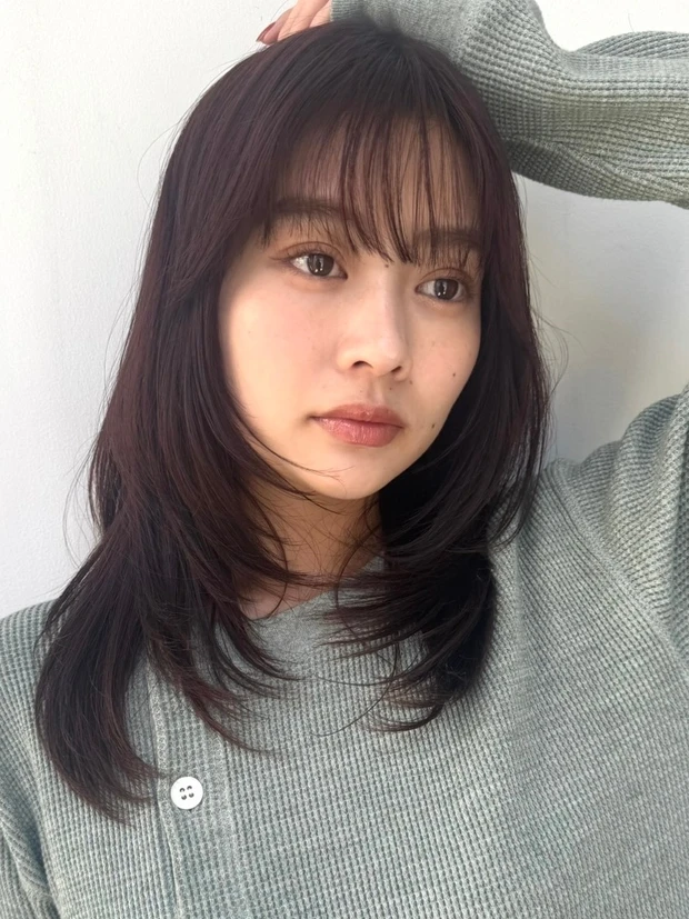 ヘアカタログ　セミロング　セミロングヘア　前髪あり　サイド