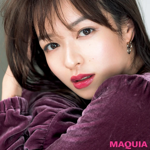 赤リップは輝き強めの“メタル”が気分! エフォートレスに仕上げるのが今…