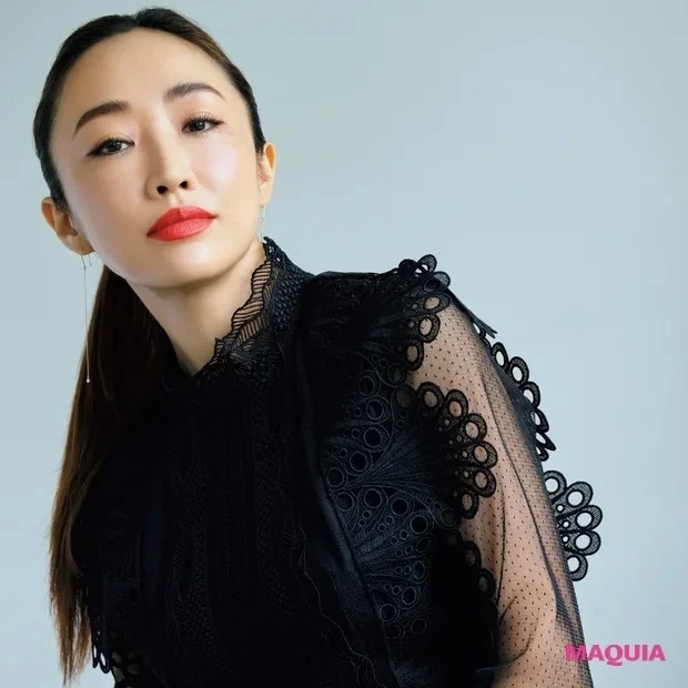【赤リップを使った赤メイク】“服が甘い時は、顔は辛口に。唇だけポンッと浮かせて楽しむ”