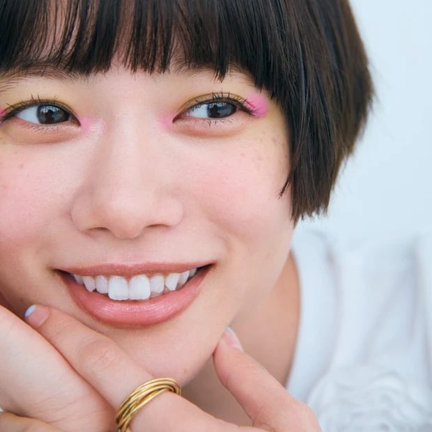 杉咲 花さん、朝晩のシートマスクで褒められ肌に。初買いコスメは憧れの赤ネ…