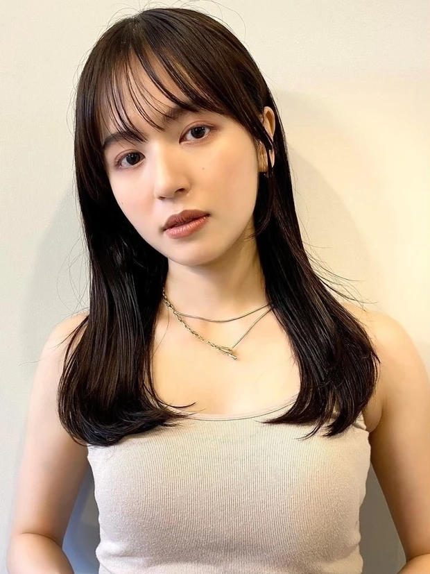 【5位】【30代・40代に似合う髪型】キレイも可愛いも両方叶える! うる艶ストレートミディアム