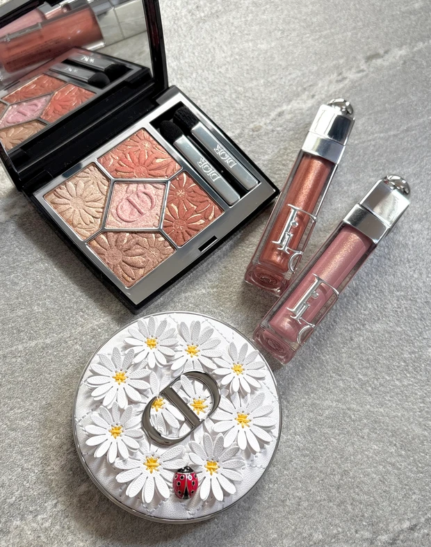 ディオール　Dior 2026 新作　限定 ディオールスキン フォーエヴァー グロウ ルミナイザー 003 サン-キスド サマーコレクション　夏　コスメ　てんとう虫　デイジー　ハイライト　サマコレ　夏コレ　