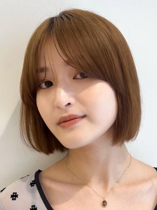 冬 ヘアカラー 明るめ マロンベージュ ミニボブ