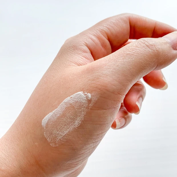 トータル V ラップを手の甲に伸ばしている写真。なめらかに広がるテクスチャーで、集中ケアに最適。