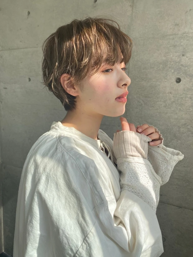 外はねで女性らしいマッシュショート サブカット右サイド