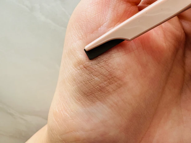 キャンメイクのスタイリングエッジアイブロウのスウォッチ 02 アッシュブラウン