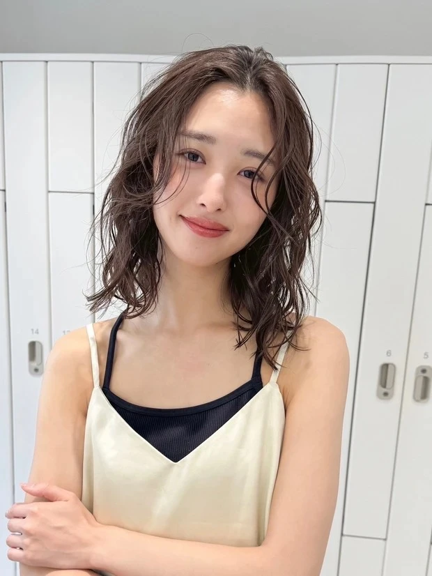 Un amiの髪型・ヘアスタイルまとめ_ロブヘア_【大人に似合うロブパーマ】女っぽさが爆上がり!セミウェットカールのワンレンロブ