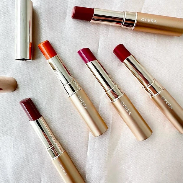 【7位】【8月4日発売】オペラの新作リップを全色スウォッチ! マットなのにシアーな色づきで抜け感のある唇に