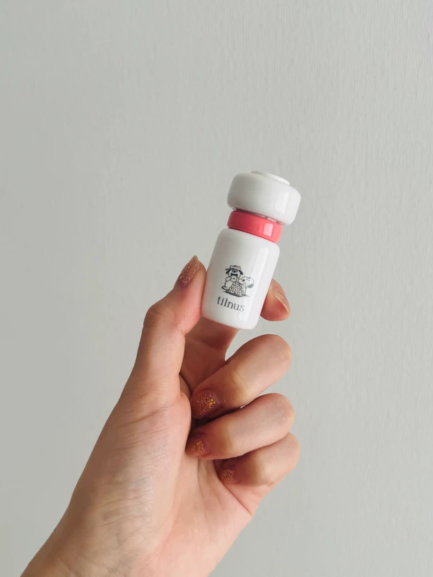 tilnus × PEANUTSコラボのサンリットパールティントのS103 チャーミングコーラル