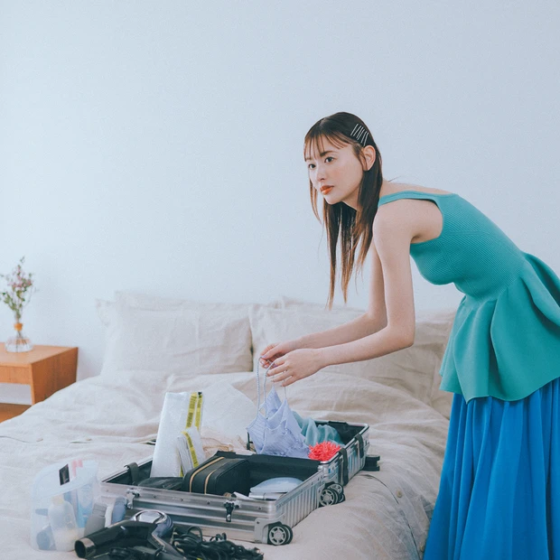 鈴木えみの旅カバンの中身。スキンケアはボトルごと、前髪カットグッズも必須…