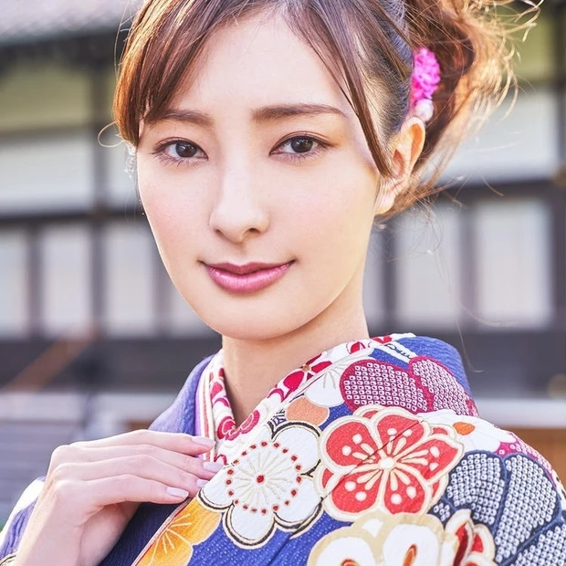 MAQUIAでも人気の女優・宮本茉由さんが「2022年オスカープロモーション新春晴れ着撮影会」で艶やかな振袖姿を披露