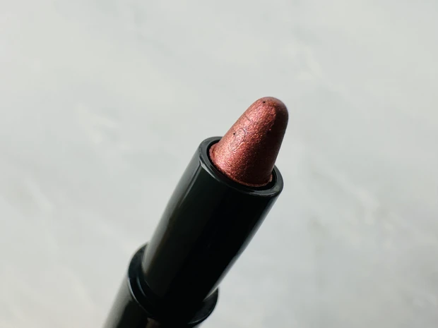 &beのスティックアイシャドウ(ダスティブラウン)