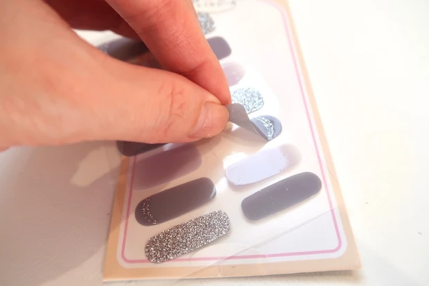 【セリアのネイルシールが使える！ジェルネイルのようなネイルシール】_3