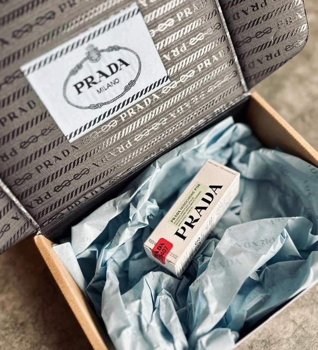 【安心発送】 PRADA BEAUTY（プラダビューティ）リップ】モノクローム バッグ