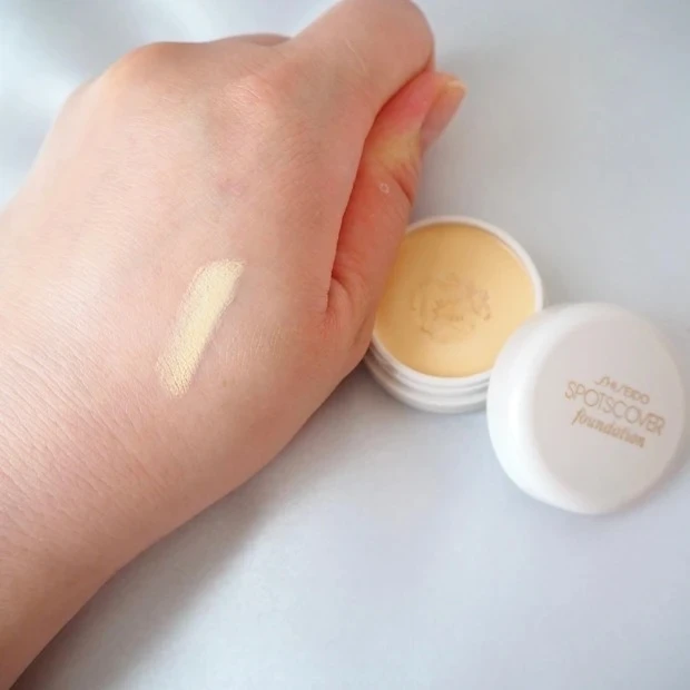 【涙袋メイク】3STEPでできる涙袋メイク_1. コンシーラーを乗せる_SHISEIDO スパッツカバーファウンデイション（コントロールカラー）のテクスチャー