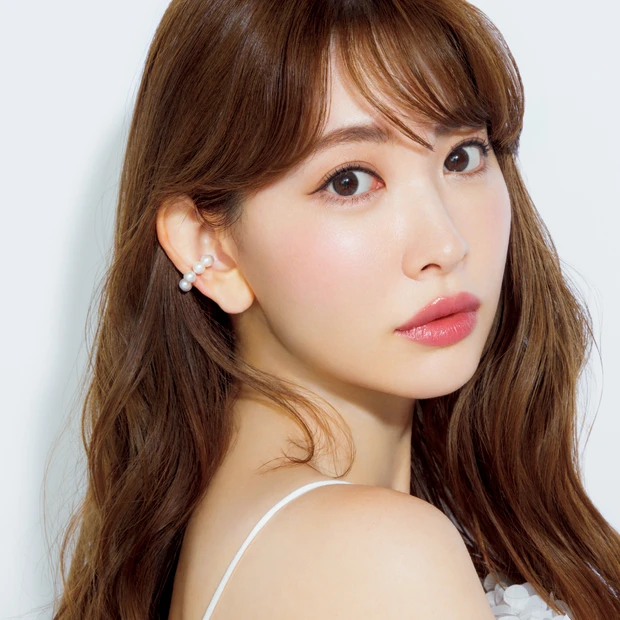 マキアモデル小嶋陽菜さんが最新号表紙で魅せる大人ワントーンFACE。使用…