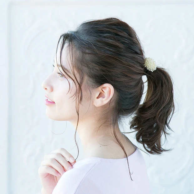 ポニーテール ヘアアレンジ シンプルアレンジの救世主、モチーフ付きヘアゴムでおしゃれ感アップ
