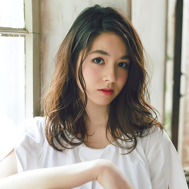 ウェットな質感の束感ウェーブで、マンネリミディもこなれたムードに！