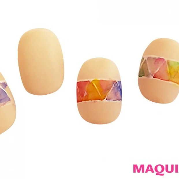 やさしく儚げな水彩画風デザインを取り入れたカラーブロックネイル