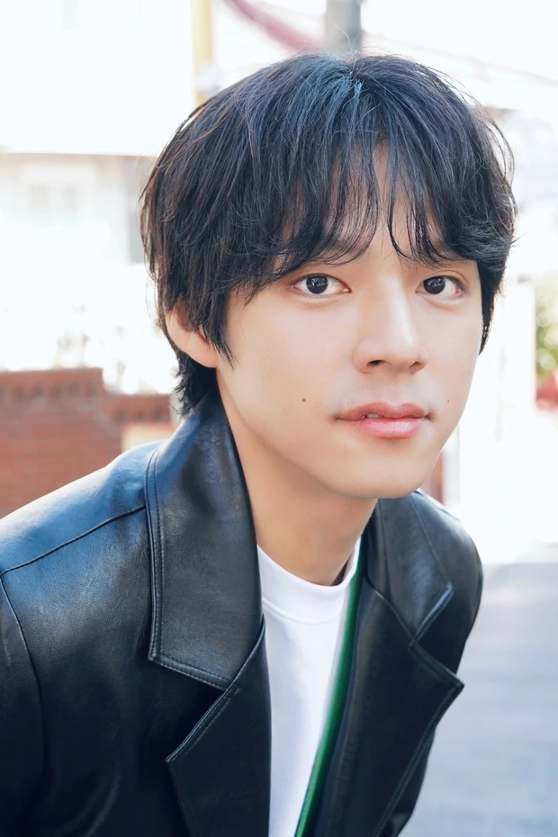 ウォンビン(RIIZE)風 髪型 ヘアスタイル ほつれパーマ×マッシュウルフヘア 正面