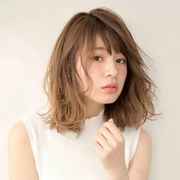 浮遊する毛束感がクール！小顔見せほつれウェーブロブ
