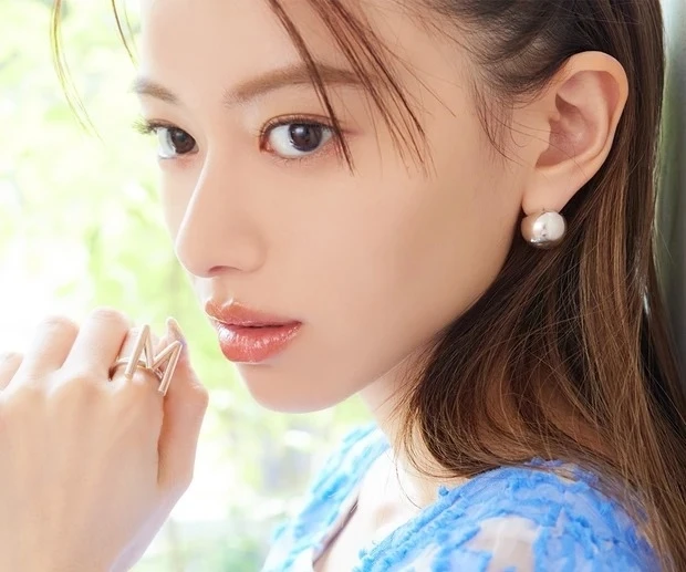 山本舞香さんのオレジメイク_まずはシャドウやリップに似た色みの眉マスカラでニュアンスチェンジしてみて！