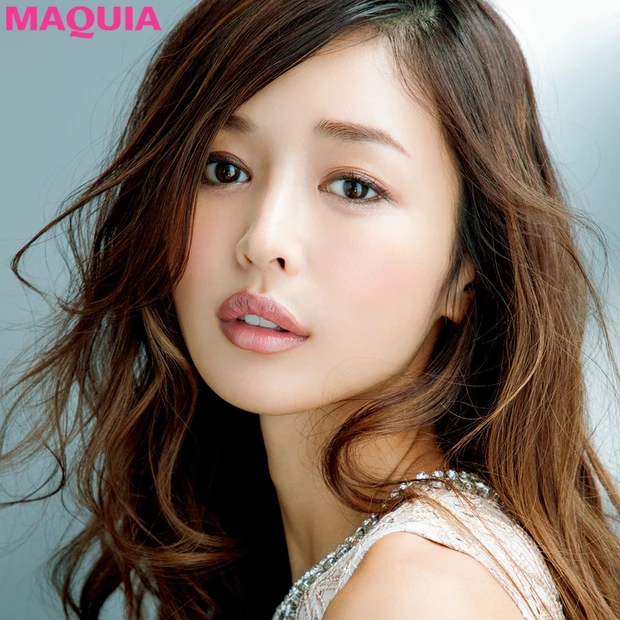 メタリックカラーの重ね使いで、パーティーシーンにマッチする華やか顔に