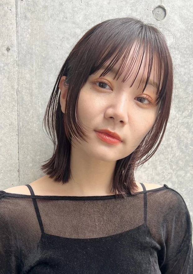 ヘアカタログ　レイヤーボブ　ボブヘア　ストレート　前髪あり　正面