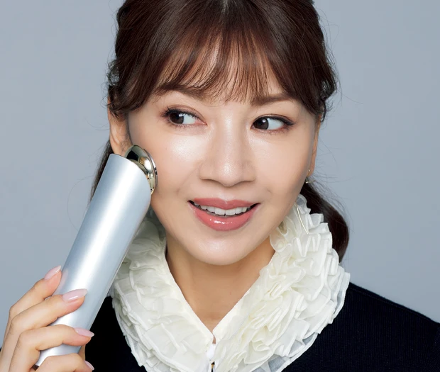 君島十和子さんがエフェクティム ブライト ビューティー リフティング アクティベーターを使用している様子
