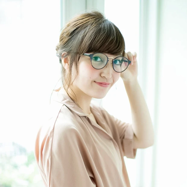 お団子ヘア めがねにも合う！小顔効果も狙えるお団子ヘア