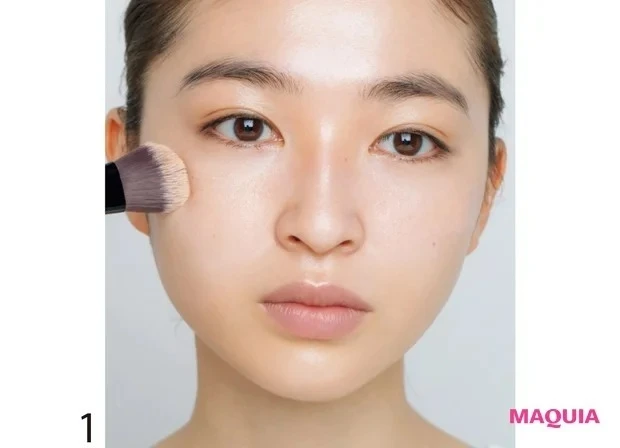 ファンデーションをブラシで塗る様子