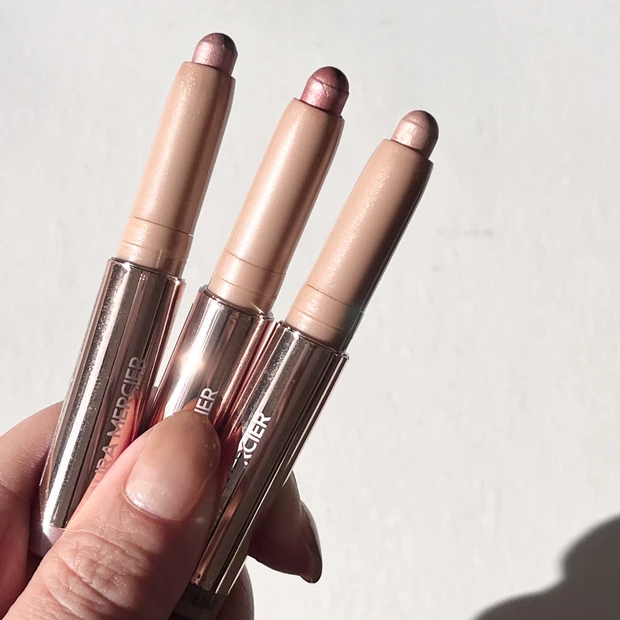 MAQUIAインフルエンサーのオッス!推しコス!みんな買えた?【LAURA MERCIER ザ ギフト オブ ア ローズ キャビアスティック トリオ 】二重幅にたまらないアイシャドウは絶対これ!_2